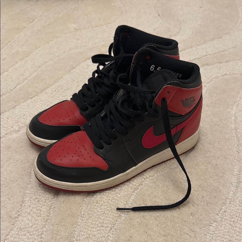 Jordan Men's Black and Red Sneakers